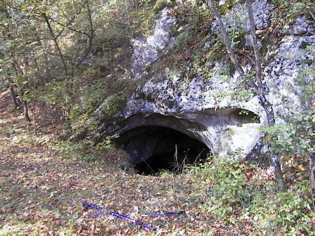 zugeschütteter Höhleneingang