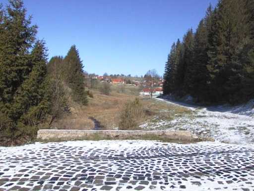 Ins Dorf, rechts ist der Friedhof